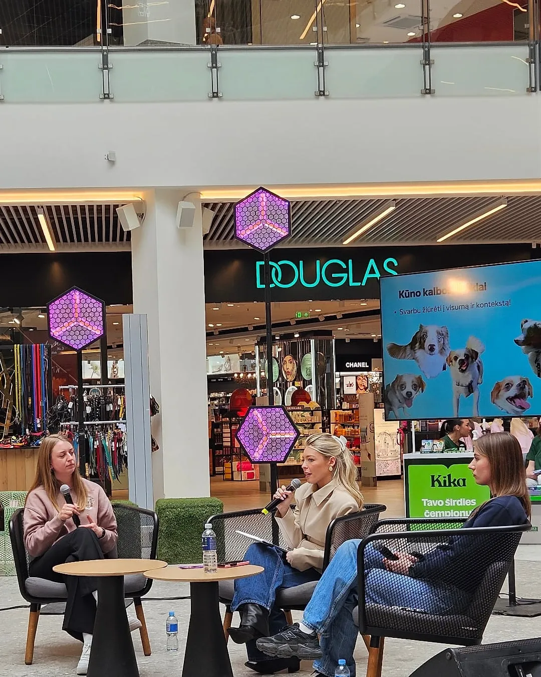 Monika Budrikaitė edukaciniame renginyje kalba apie šunų elgesį