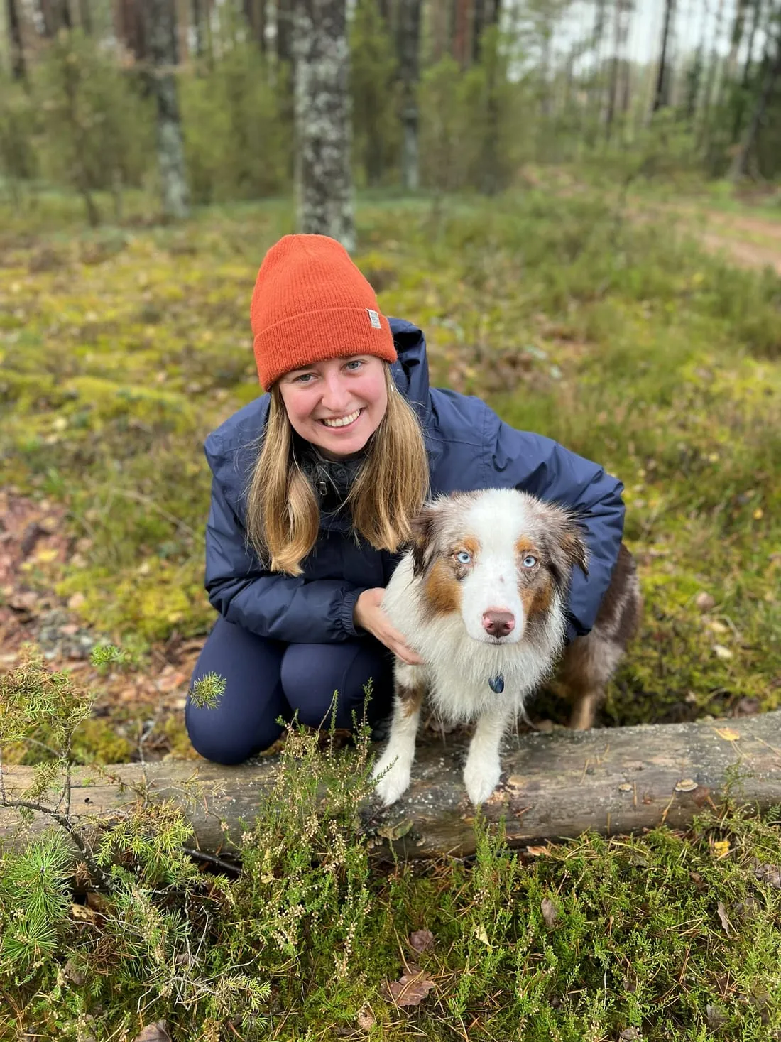Monika Budrikaitė su australų avigane Taiga gamtoje